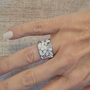 FREESIA WILDFLOWER SHIMMER ENAMEL RING